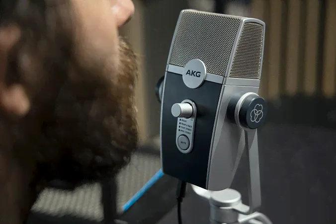 AKG LYRA
